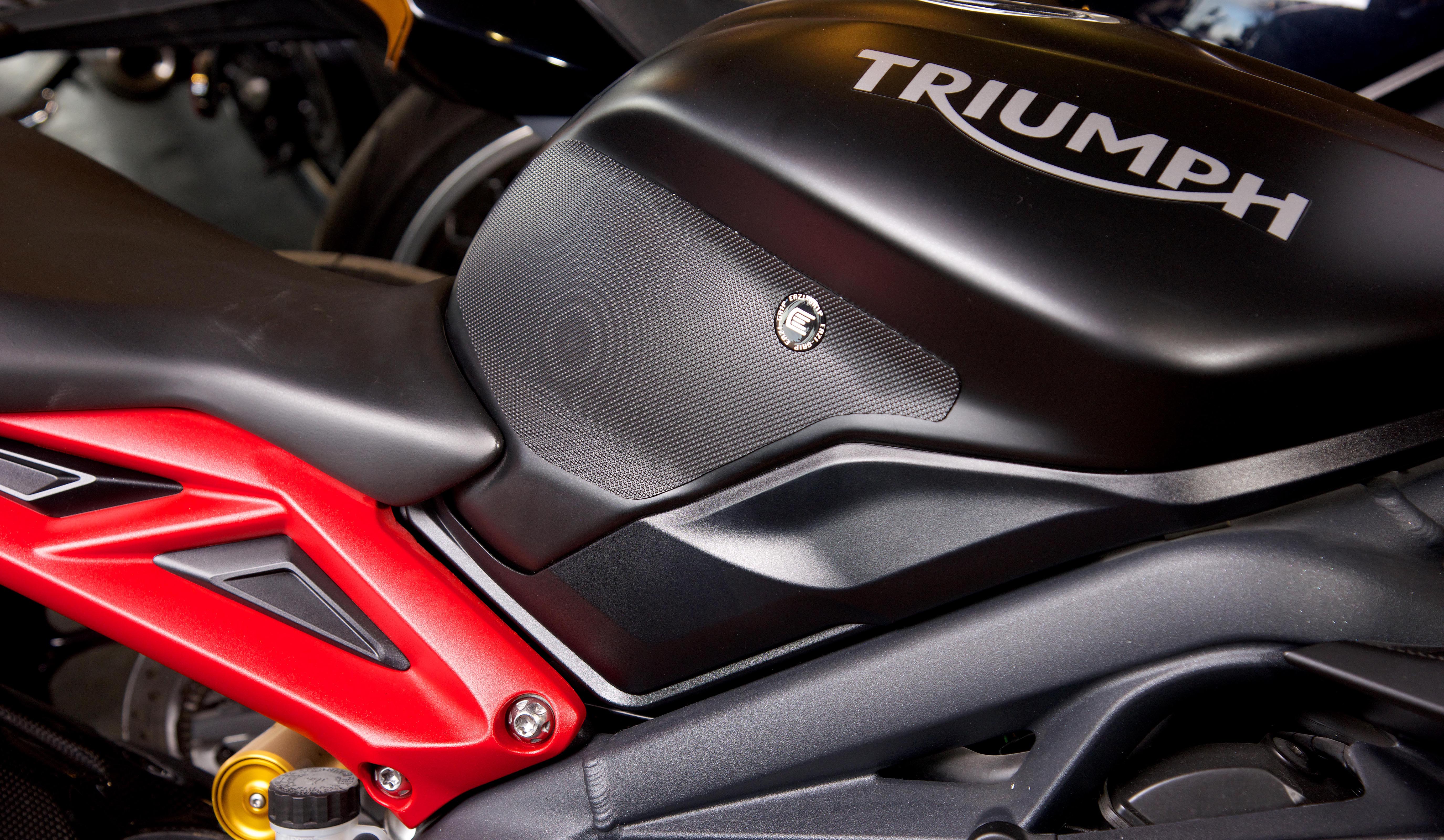 Patte support de pot Evotech Performance Speed Triple 1200 RS Triumph